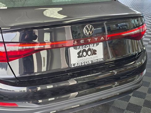 Used 2025 Volkswagen Jetta Sport image 12
