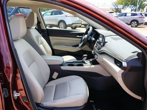 Used 2025 Nissan Altima 2.5 SV FWD image 8