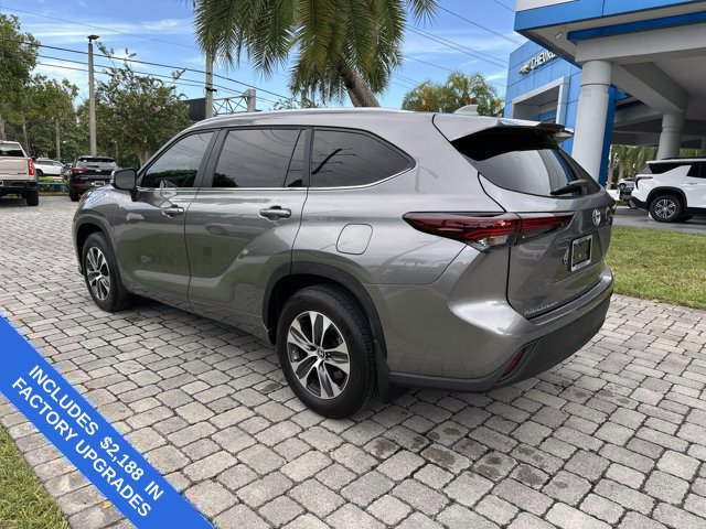 Used 2025 Toyota Highlander XLE FWD image 6