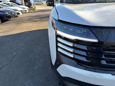 Certified 2025 Nissan Kicks SR image 10