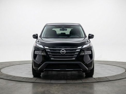 Used 2025 Nissan Rogue SV image 2