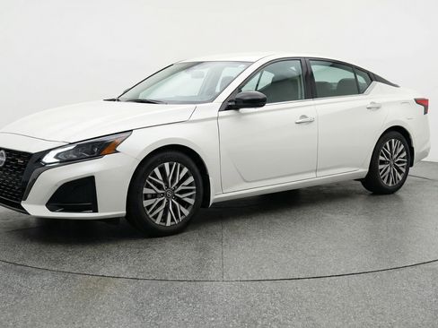 Used 2025 Nissan Altima 2.5 SV image 3