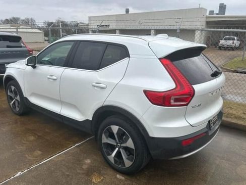 Used 2024 Volvo XC40 B5 Core image 2