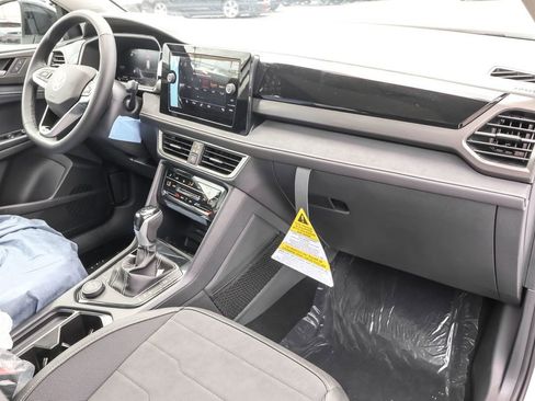 Used 2025 Volkswagen Taos SE image 33