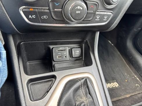 Used 2017 Jeep Cherokee Latitude FWD image 28