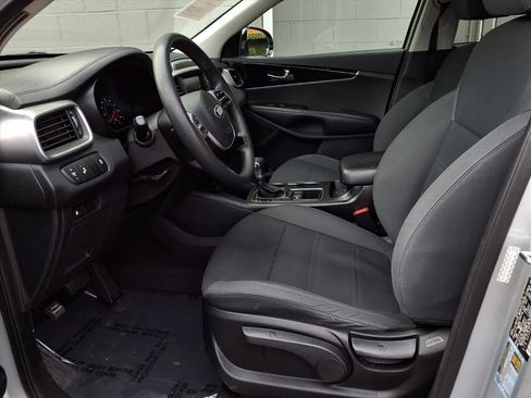 Used 2019 Kia Sorento LX image 16