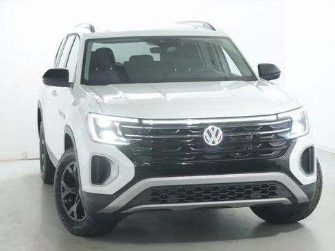 Used 2025 Volkswagen Atlas Peak Edition SE image 2