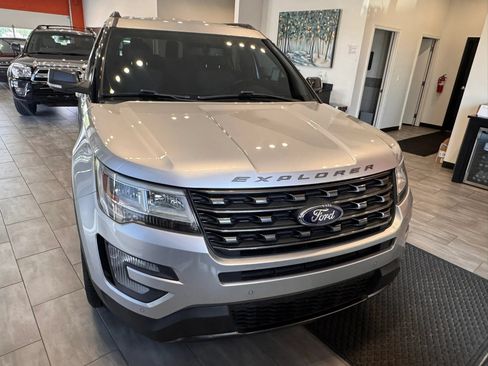 Used 2017 Ford Explorer XLT w/ Equipment Group 202A FWD image 3