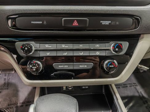 Used 2019 Kia Sedona LX FWD image 29