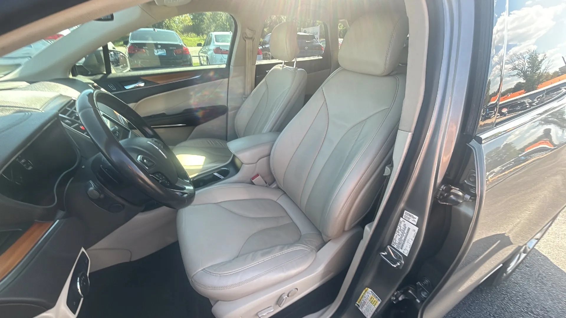 Used 2017 Lincoln MKC Select w/ Select Plus Package FWD image 5