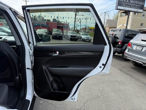 Used 2011 Kia Sorento LX image 40