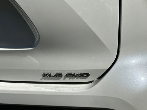 Used 2020 Toyota Highlander XLE AWD/4WD image 35