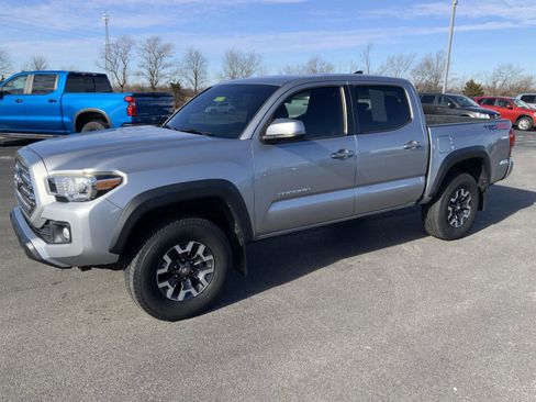 Used 2017 Toyota Tacoma TRD Off-Road image 8