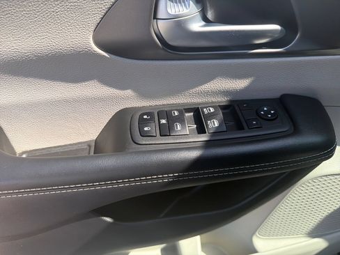 Used 2023 Chrysler Pacifica Touring-L FWD image 17