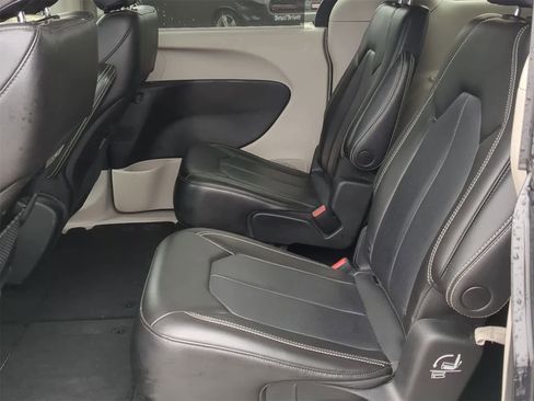 Used 2023 Chrysler Pacifica Touring-L image 19