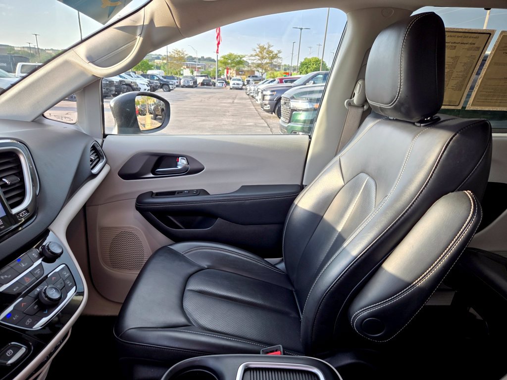 Used 2023 Chrysler Pacifica Touring-L FWD image 24