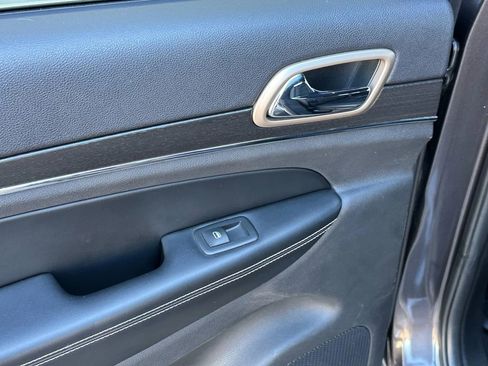 Used 2017 Jeep Grand Cherokee Limited image 16