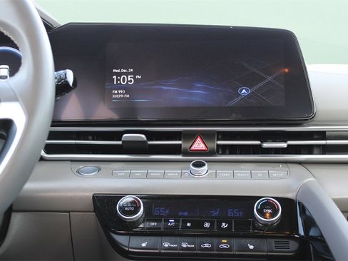 Used 2025 Hyundai Elantra SEL image 20