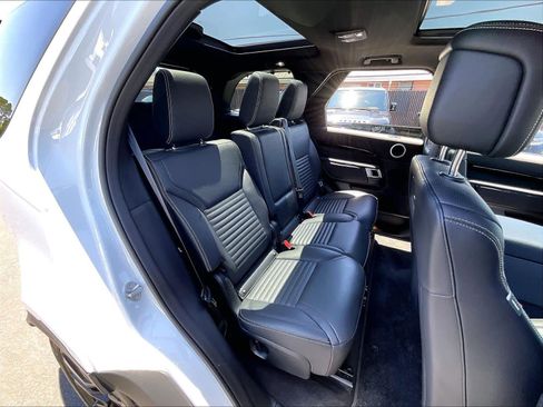 Used 2025 Land Rover Discovery S AWD/4WD image 27