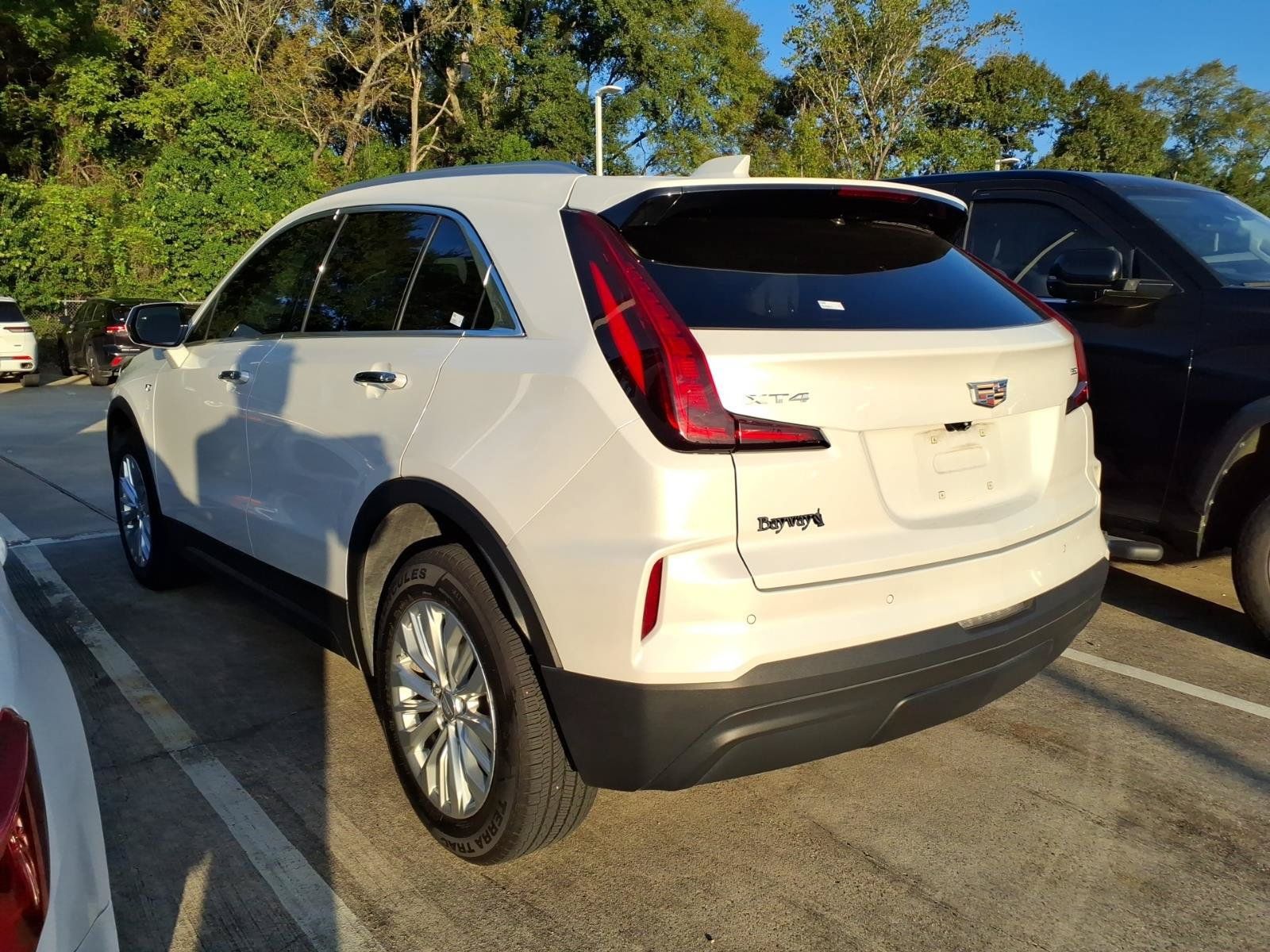 Used 2024 Cadillac XT4 Luxury w/ Cold Weather Package FWD image 2
