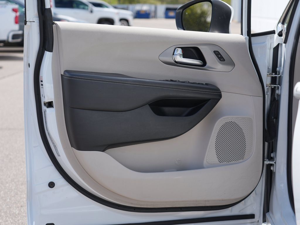 Used 2023 Chrysler Pacifica Touring-L FWD image 14