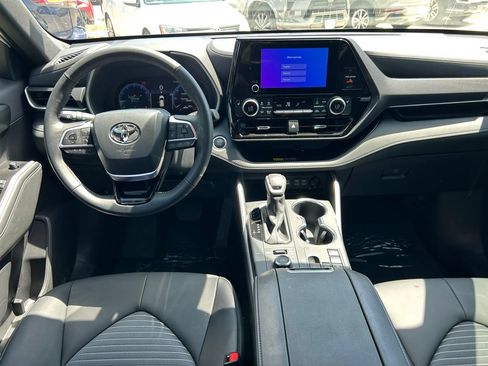 Used 2025 Toyota Highlander XSE AWD/4WD image 19