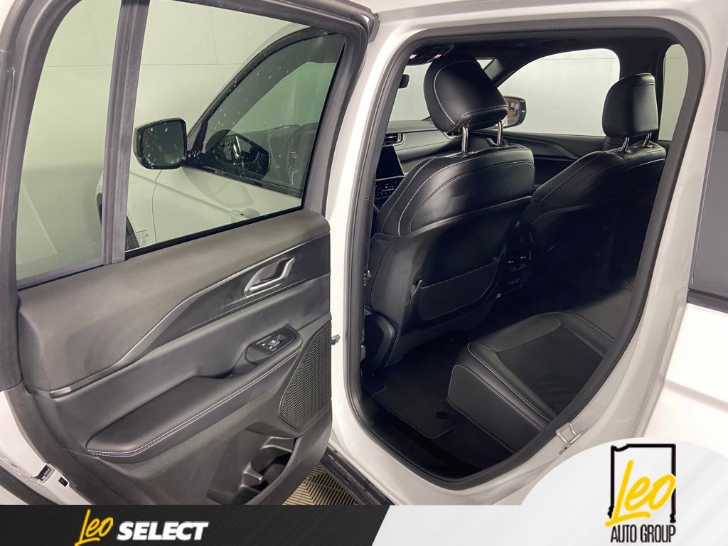 Used 2025 Jeep Grand Cherokee Altitude AWD/4WD image 19