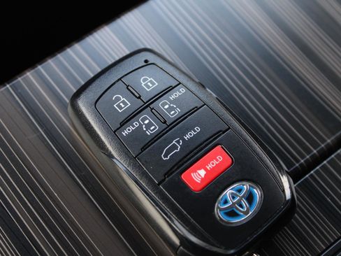 Certified 2023 Toyota Sienna Limited image 16