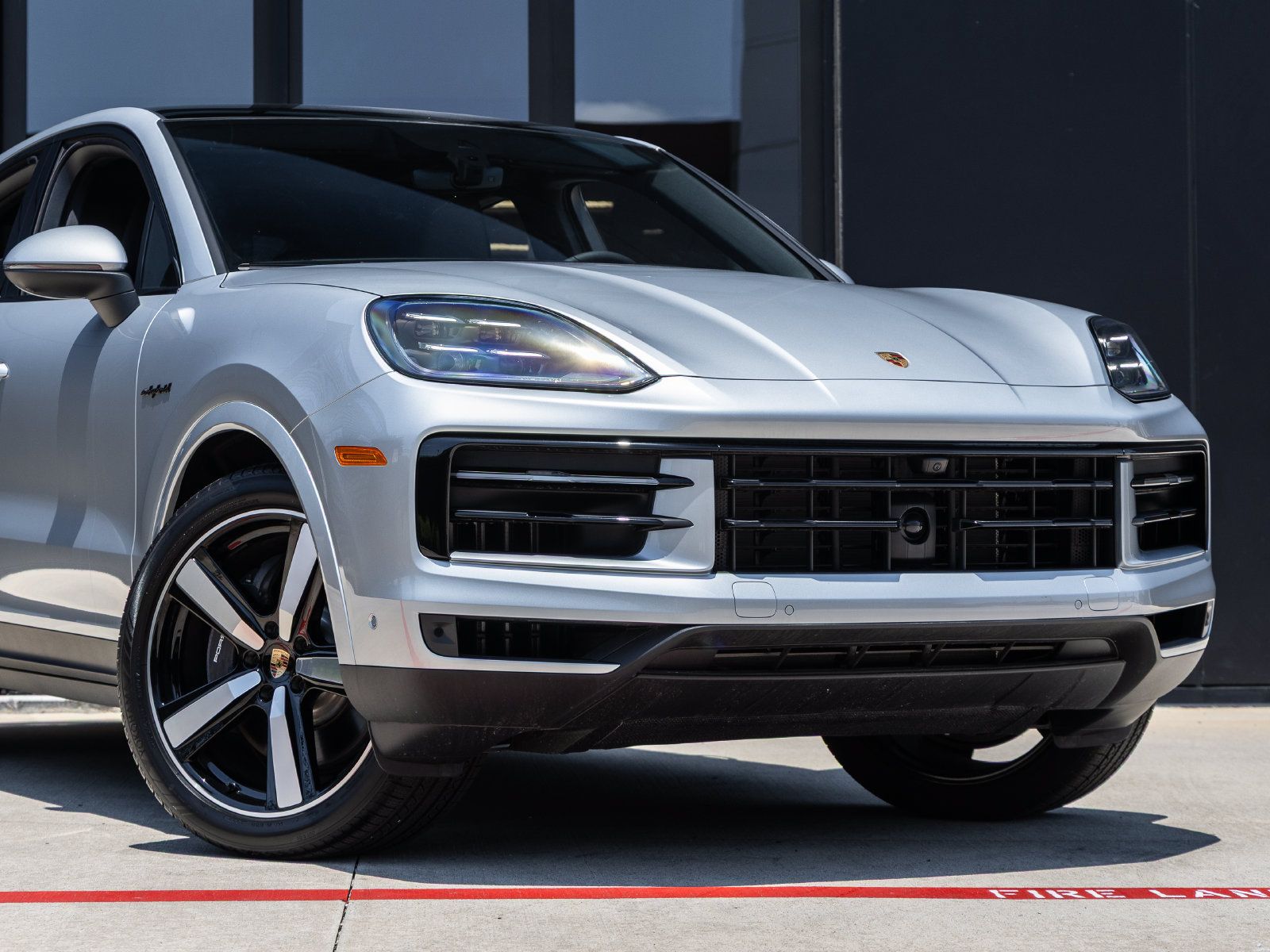 Certified 2025 Porsche Cayenne E-Hybrid Coupe AWD/4WD image 9