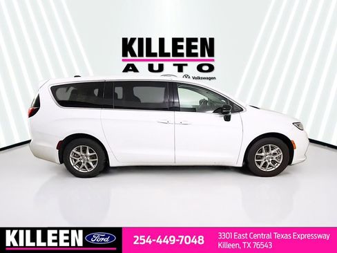 Used 2024 Chrysler Pacifica Touring-L FWD image 9