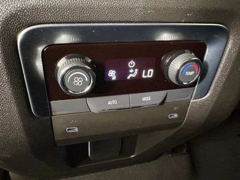 Used 2025 Chevrolet Suburban Z71 image 36