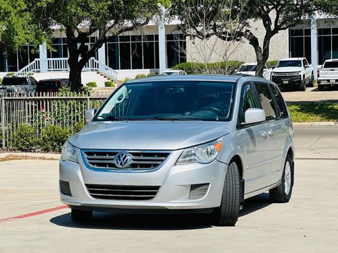 Used 2012 Volkswagen Routan SE image 3