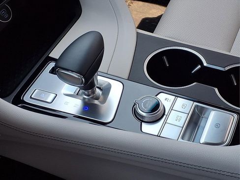 Used 2024 Genesis G70 2.5T image 16