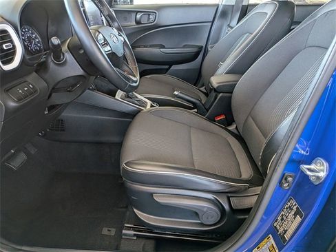 Used 2022 Hyundai Venue Limited image 11