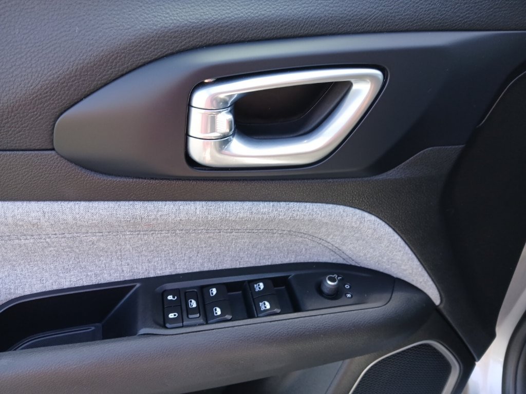 Certified 2024 Jeep Compass Latitude AWD/4WD image 39