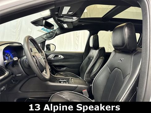 Used 2025 Chrysler Pacifica Limited image 11