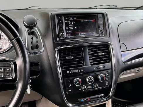 Used 2019 Dodge Grand Caravan SXT image 9