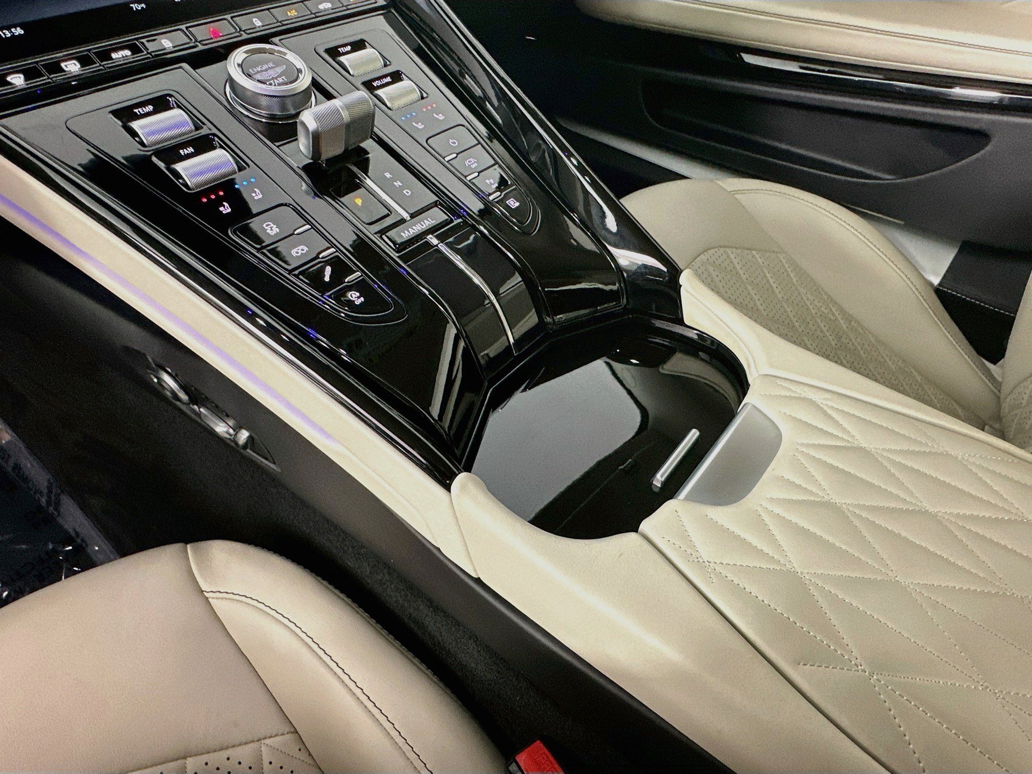Used 2025 Aston Martin DB12 Coupe RWD image 18