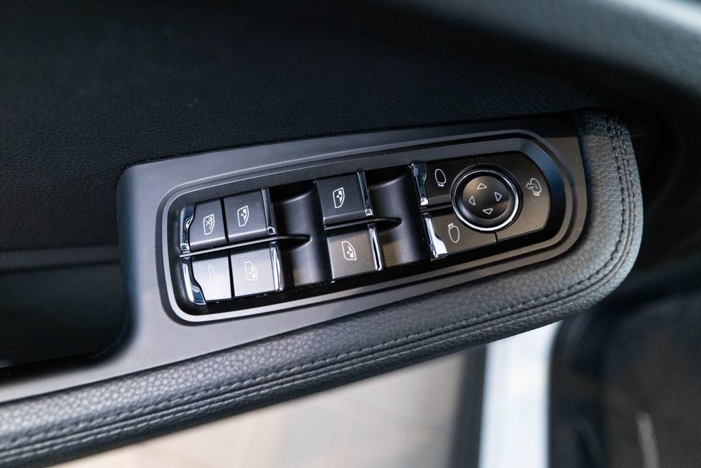 Certified 2026 Porsche Macan AWD/4WD image 18