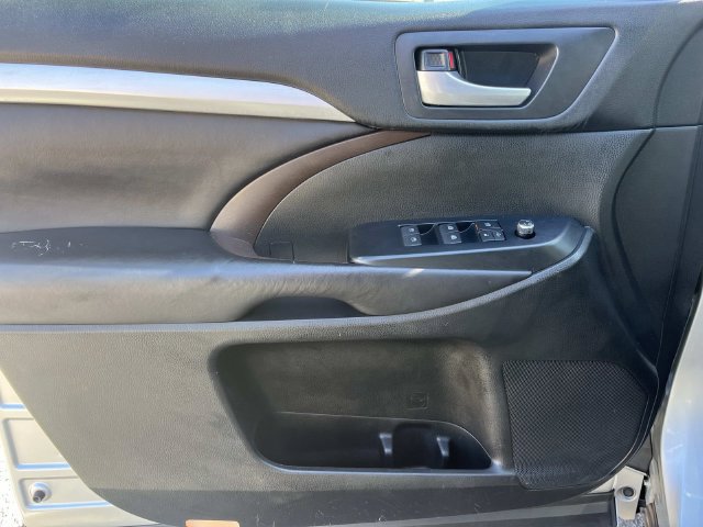 Used 2018 Toyota Highlander XLE AWD/4WD image 30