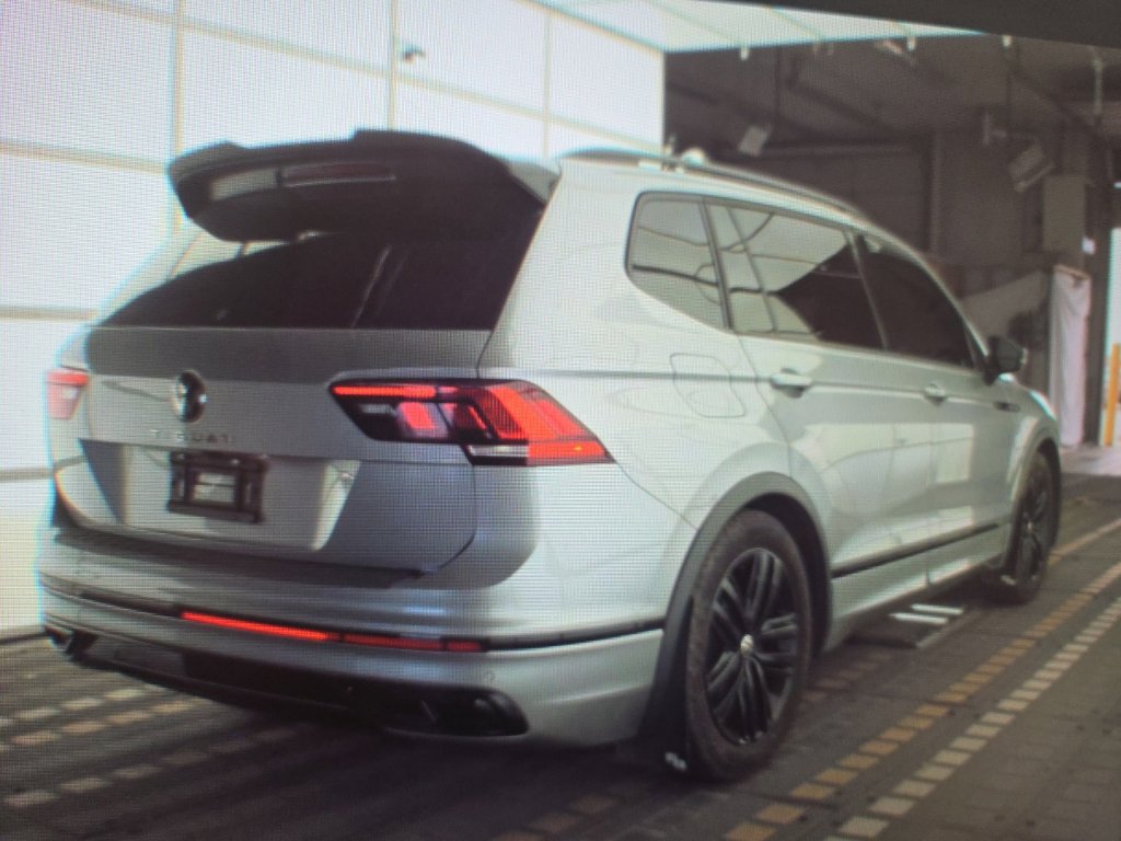 Used 2022 Volkswagen Tiguan SE R-Line AWD/4WD image 3