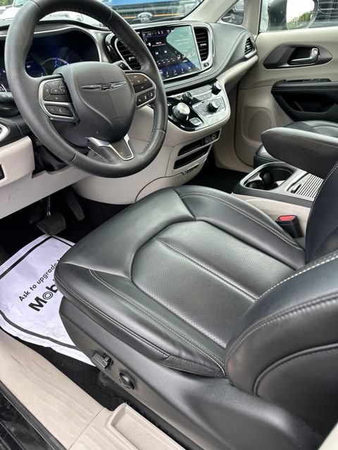 Used 2023 Chrysler Pacifica Touring-L FWD image 12