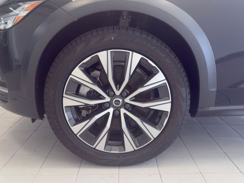 Used 2024 Volvo V90 B6 Cross Country Plus image 4