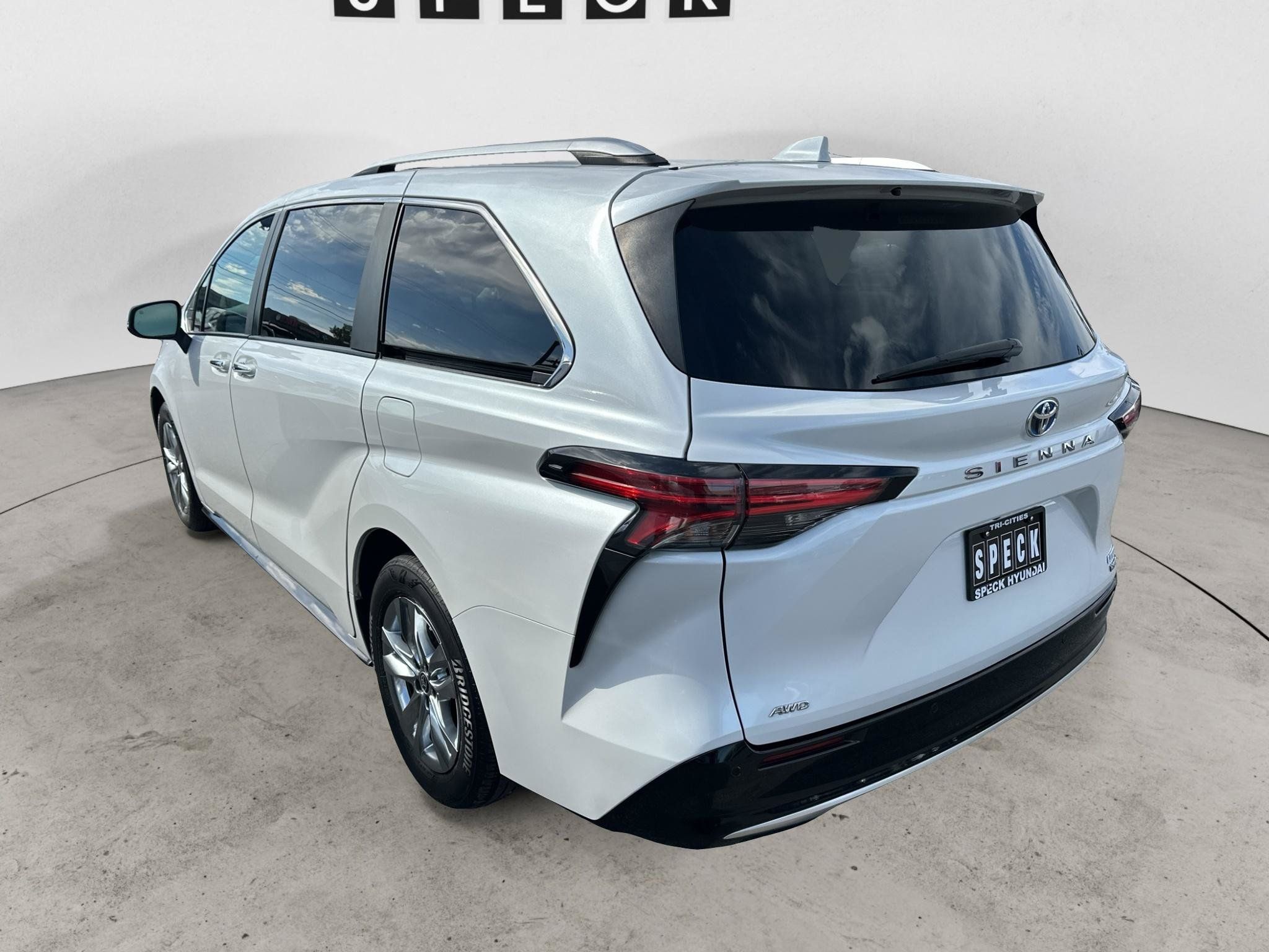 Used 2024 Toyota Sienna Limited AWD/4WD image 2