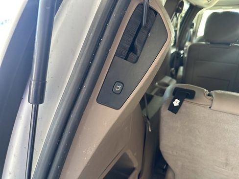 Used 2016 Chrysler Town & Country Touring image 18