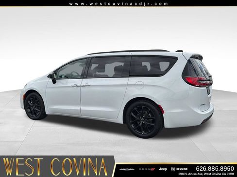 Used 2026 Chrysler Pacifica Limited w/ S Appearance Package FWD image 5