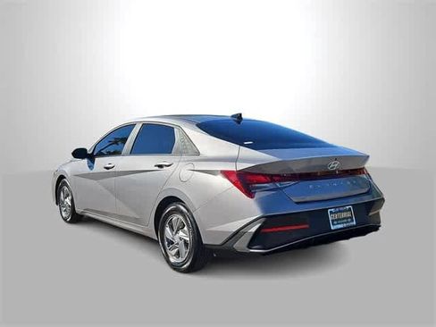 Certified 2025 Hyundai Elantra SE image 6