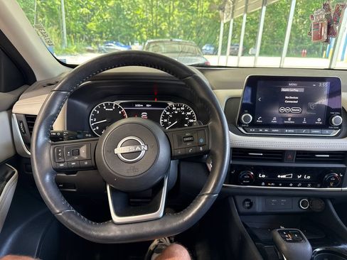Used 2024 Nissan Rogue SV w/ SV Premium Package FWD image 12