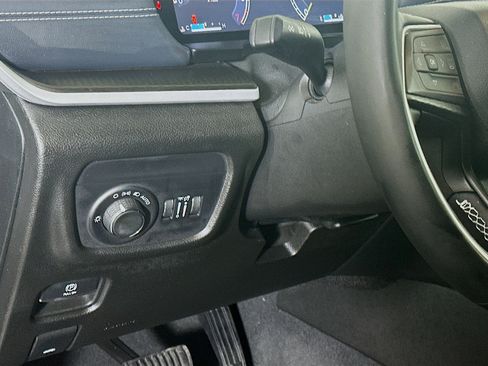 Used 2024 Jeep Grand Cherokee Altitude image 17