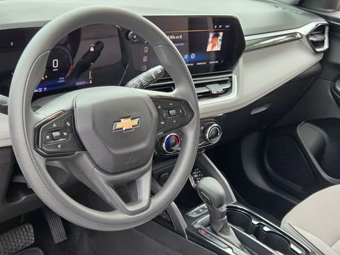 Used 2025 Chevrolet TrailBlazer LT AWD/4WD image 9